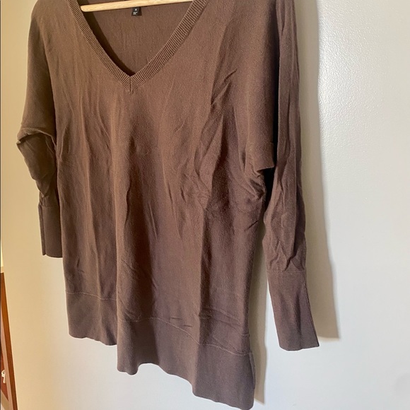 Women’s chocolate brown 3/4 sleeve knit vneck sweater TALBOTS petites, sz M - Picture 2 of 8